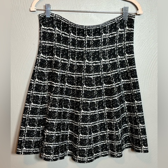 NWT MaxStudio Women’s Sweater Skirt. Black White Plaid. Size Large - Picture 1 of 3